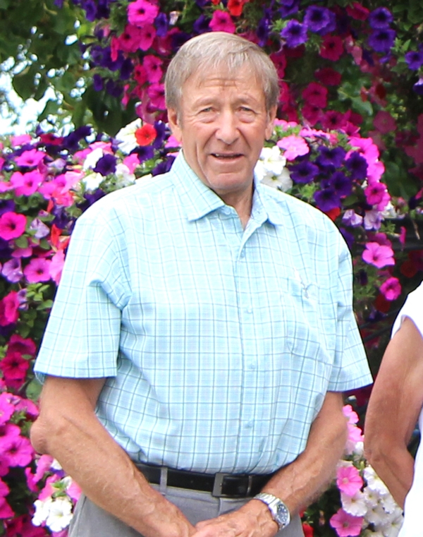 Mayor Ed Anderson received 5-blooms for Community Dedication. 